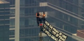 Pareja escala a la cima del Empire State de Nueva York