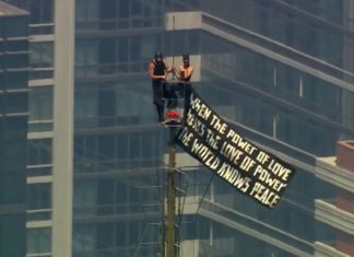 Pareja escala a la cima del Empire State de Nueva York