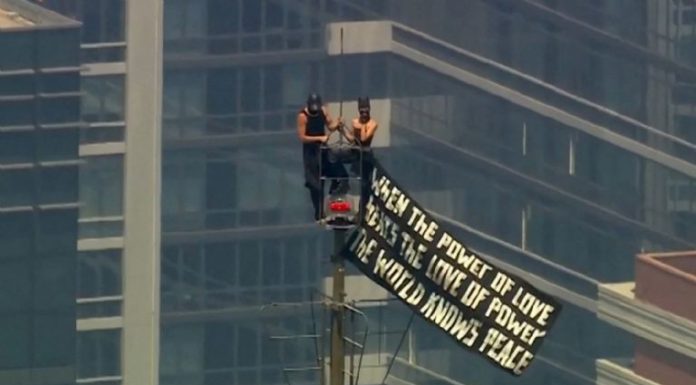 Pareja escala a la cima del Empire State de Nueva York