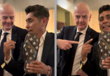 Infantino, presidente de la FIFA, regala chanclas de lujo a Jorge Campos