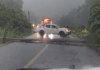 Caída de poste interrumpe circulación en carretera de Jacatepec