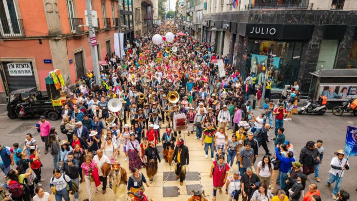Banda Monumental en calenda