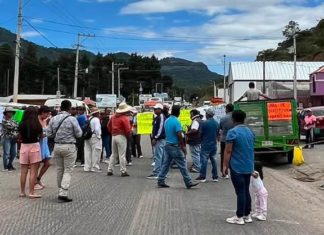 Bloquean nuevamente la Tlaxiaco-Yucudaa; exigen conectar a más de 250 familias