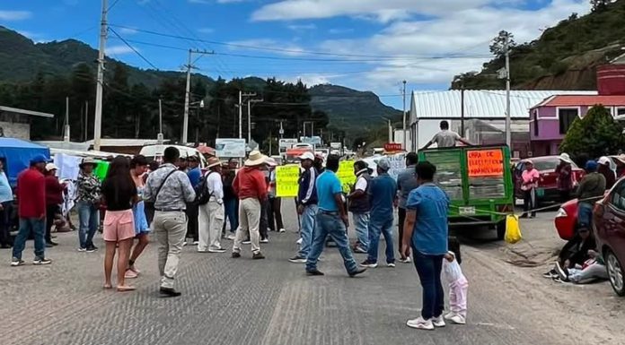 Bloquean nuevamente la Tlaxiaco-Yucudaa; exigen conectar a más de 250 familias
