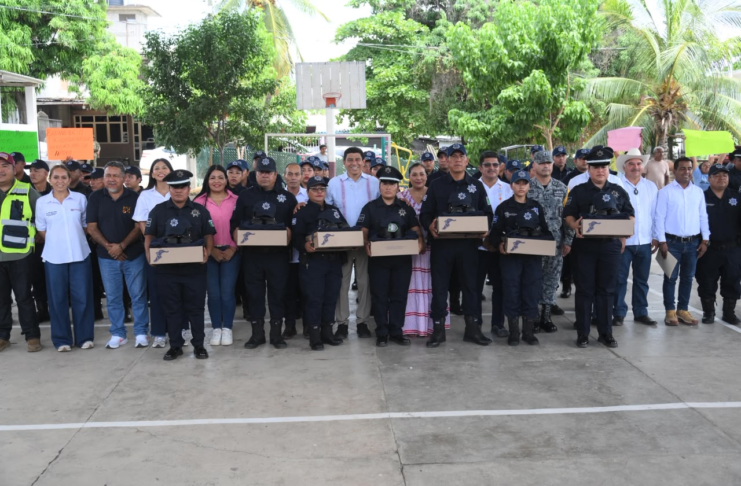 Entregan uniformes a policías municipales de la Costa para mejorar su operatividad