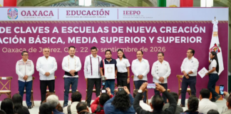 Entregan claves a escuelas; garantiza Gobierno de Oaxaca educación intercultural