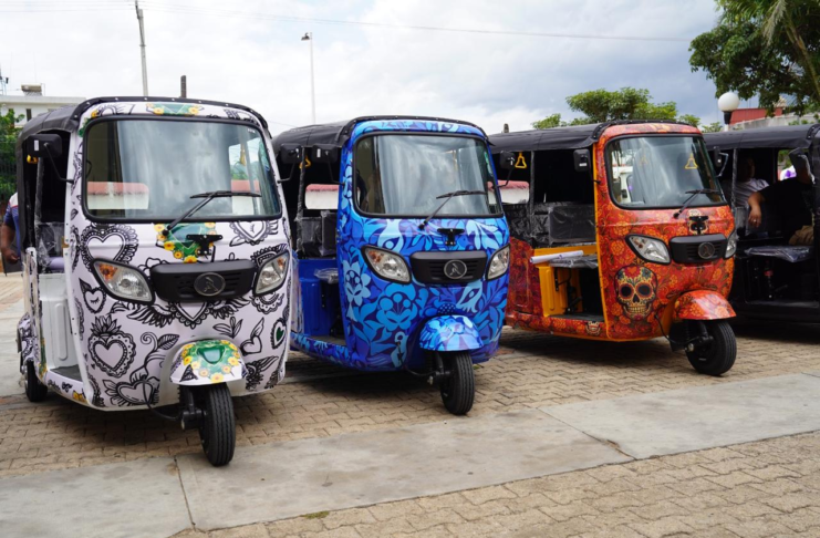Mototaxis que llevan el arte de Oaxaca por las calles