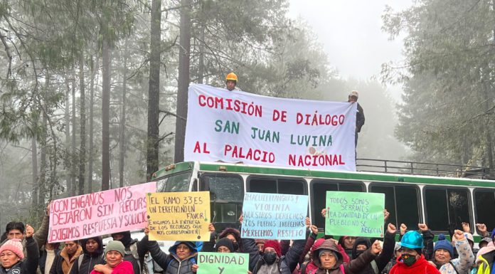 San Juan Luvina mantiene bloqueo carretero por disputa de recursos municipales