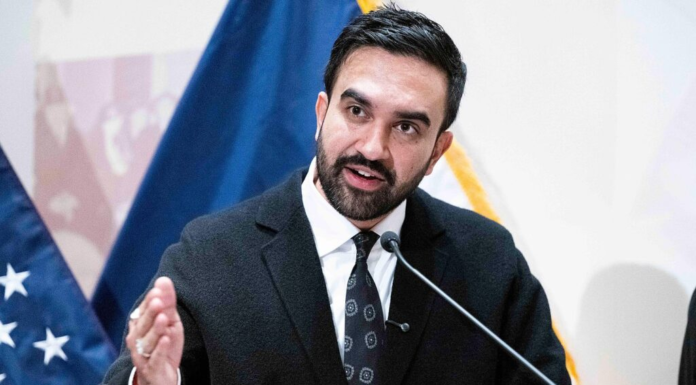 Alcalde de NY publica video en español para migrantes