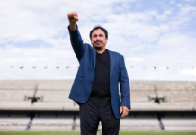 Hugo Sánchez celebra 50 años de su debut profesional