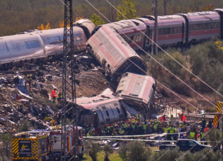 Chocan trenes de pasajeros en España; hay 64 personas muertas