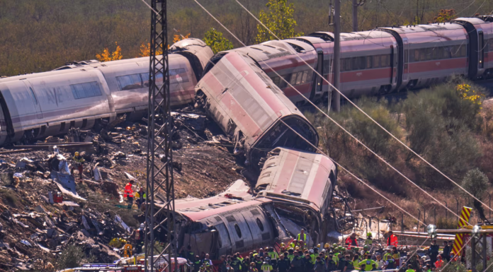 Chocan trenes de pasajeros en España; hay 64 personas muertas