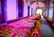 Inauguran el tapete y altar monumental de Día de Muertos en Palacio de Gobierno