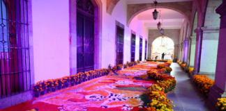 Inauguran el tapete y altar monumental de Día de Muertos en Palacio de Gobierno