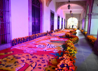Inauguran el tapete y altar monumental de Día de Muertos en Palacio de Gobierno