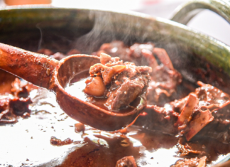 El sabor de la Mixteca llega a la ciudad de Oaxaca con el Festival del Mole de Caderas