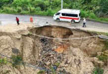 Atienden deslave y socavón en carretera de Juquila