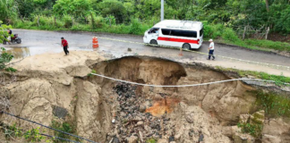 Atienden deslave y socavón en carretera de Juquila