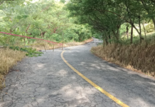 Atienden reblandecimiento de tierra en carretera federal 182