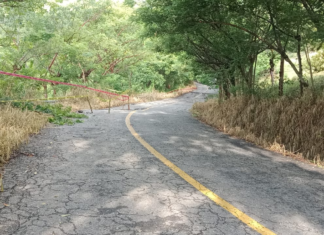Atienden reblandecimiento de tierra en carretera federal 182