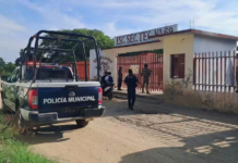 Asesinan a balazos a exdirigente magisterial en secundaria de San Blas Atempa