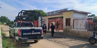 Asesinan a balazos a exdirigente magisterial en secundaria de San Blas Atempa