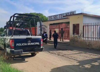 Asesinan a balazos a exdirigente magisterial en secundaria de San Blas Atempa