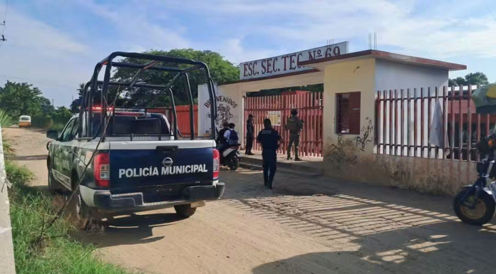 Asesinan a balazos a exdirigente magisterial en secundaria de San Blas Atempa