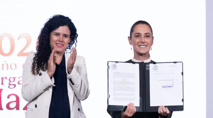 Firma Sheinbaum decreto de entornos digitales seguros